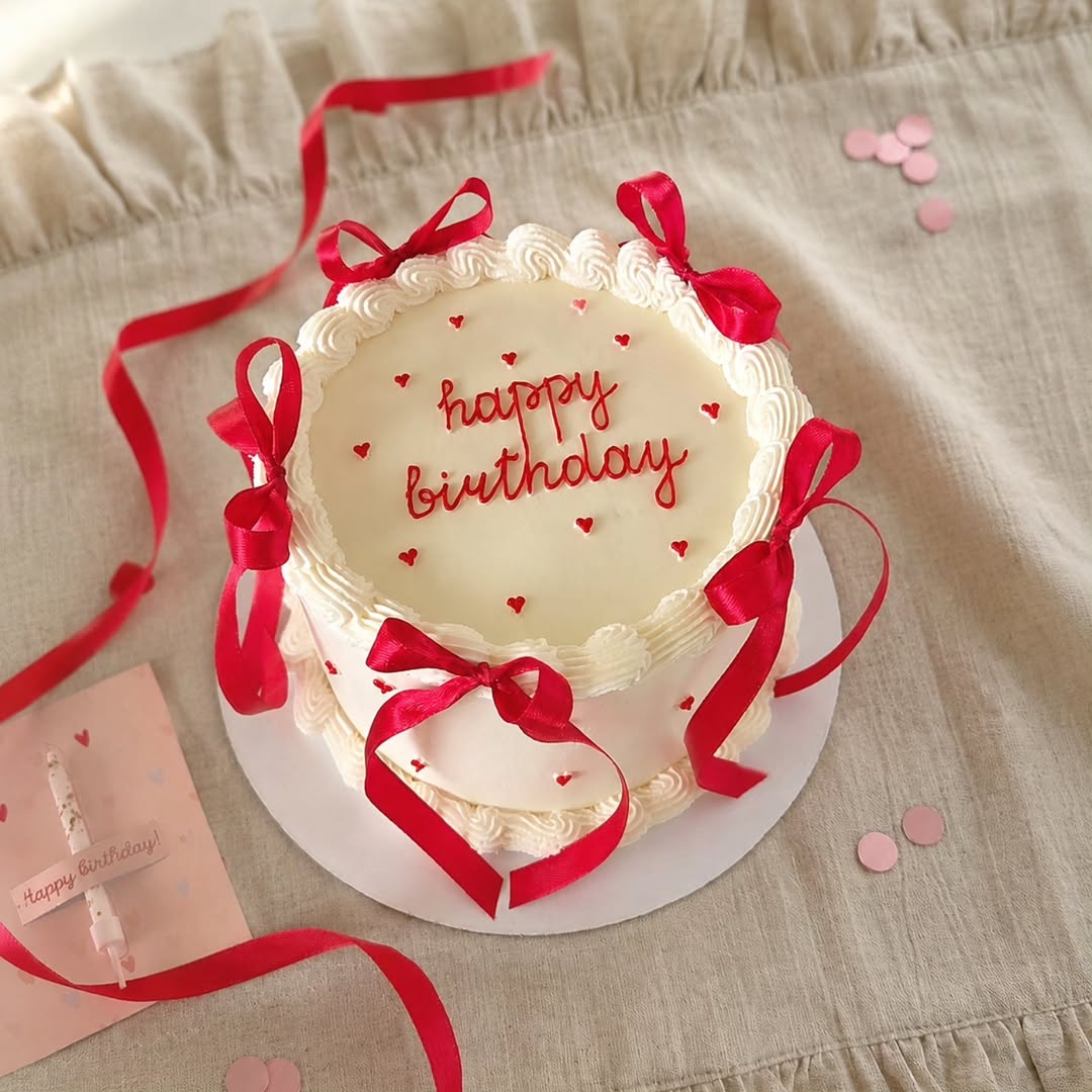 Бенто-торт с красными атласными бантами и надписью happy birthday