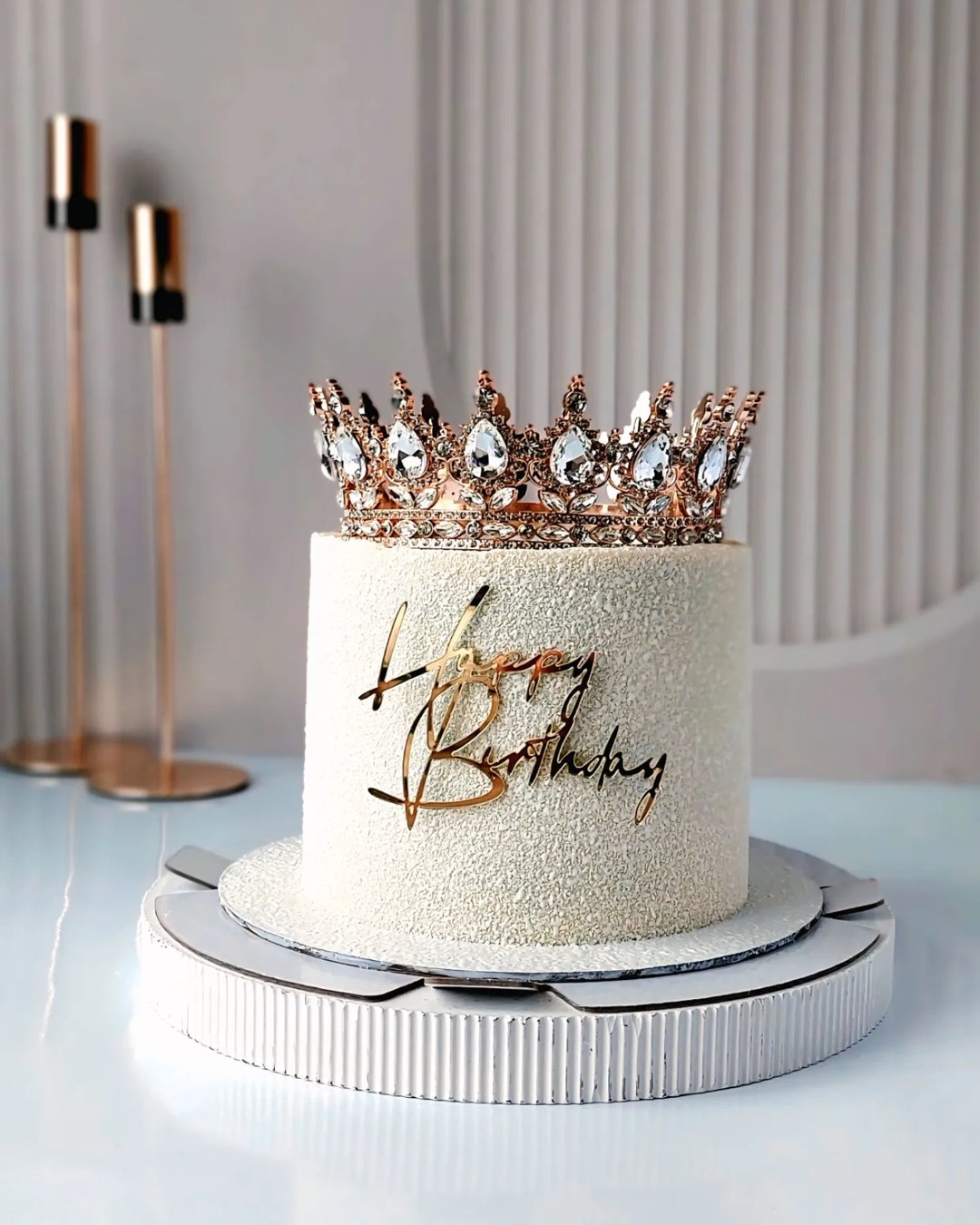 Белый велюровый торт с золотой короной и надписью Happy Birthday