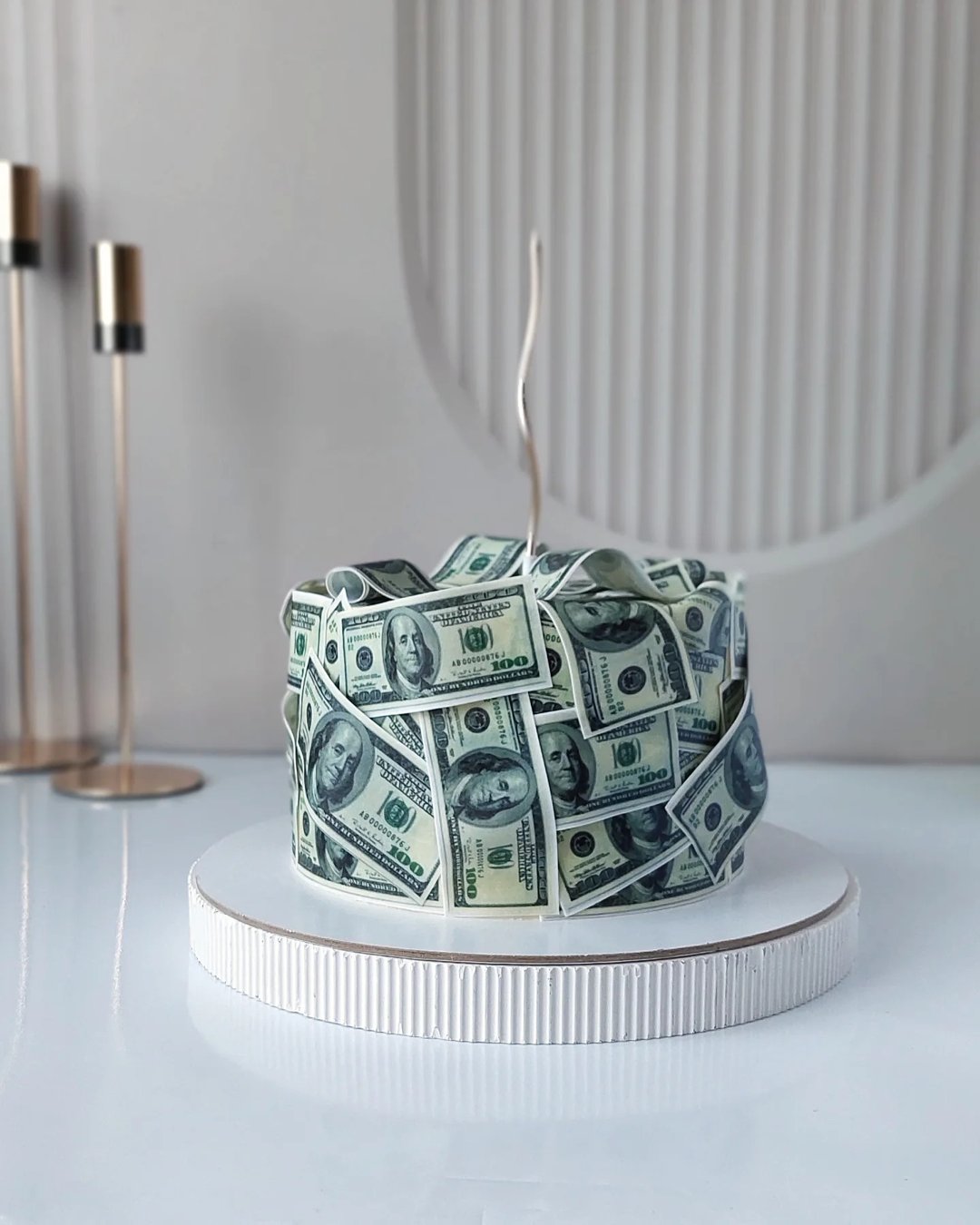 Торт, оформленный съедобными купюрами